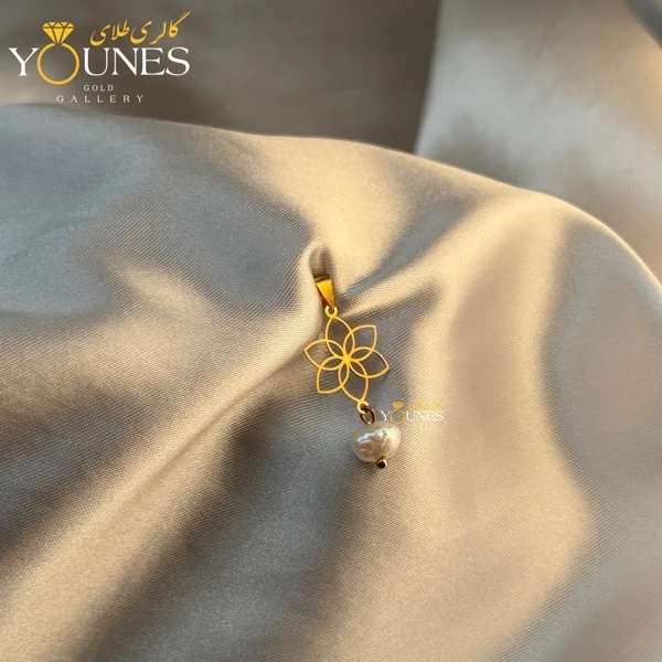 تصویر دوم آویز گلبرگ طلا مرواریدی